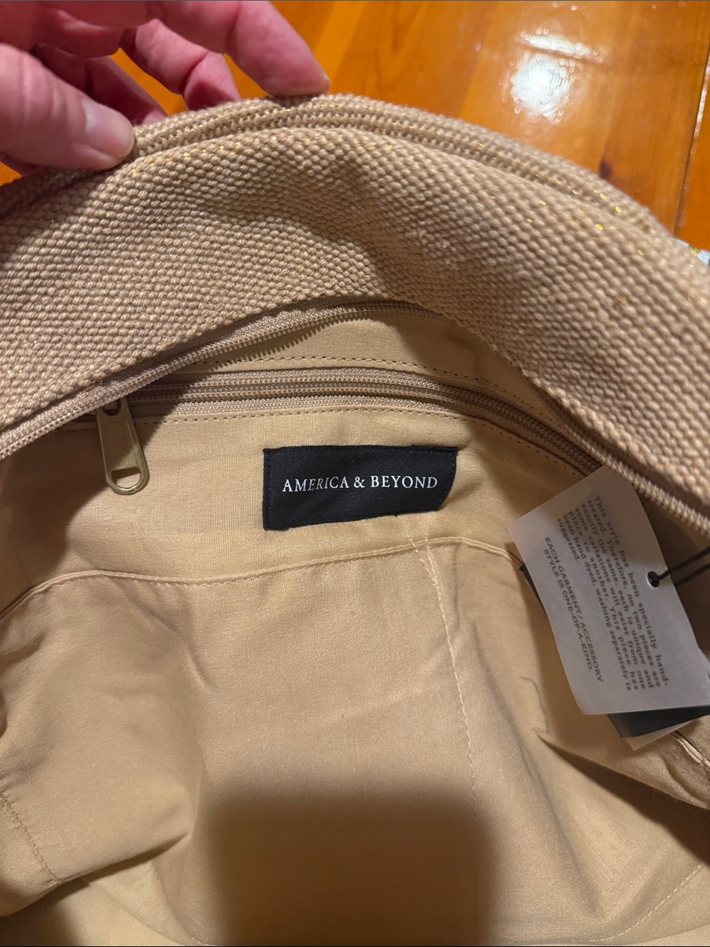 America & Beyond travel tote - Picture 4 of 8